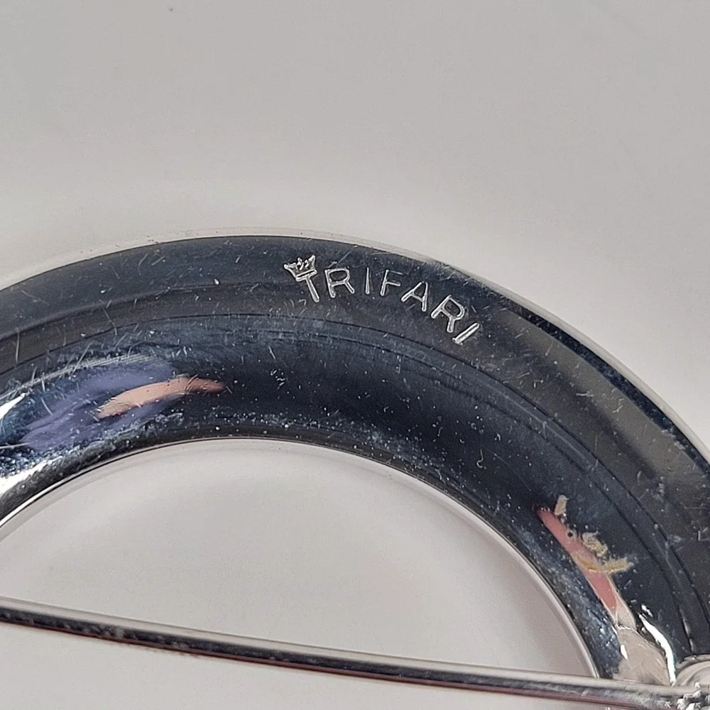 Vintage Crown Trifari Round Circle Brooch‎ Pin Silver Tone Textured Jewelry